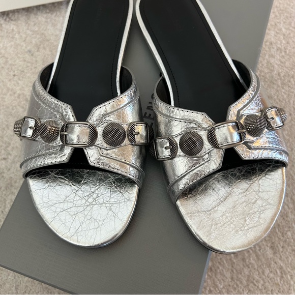 Balenciaga La Cagole Silver Flats - Picture 6 of 9